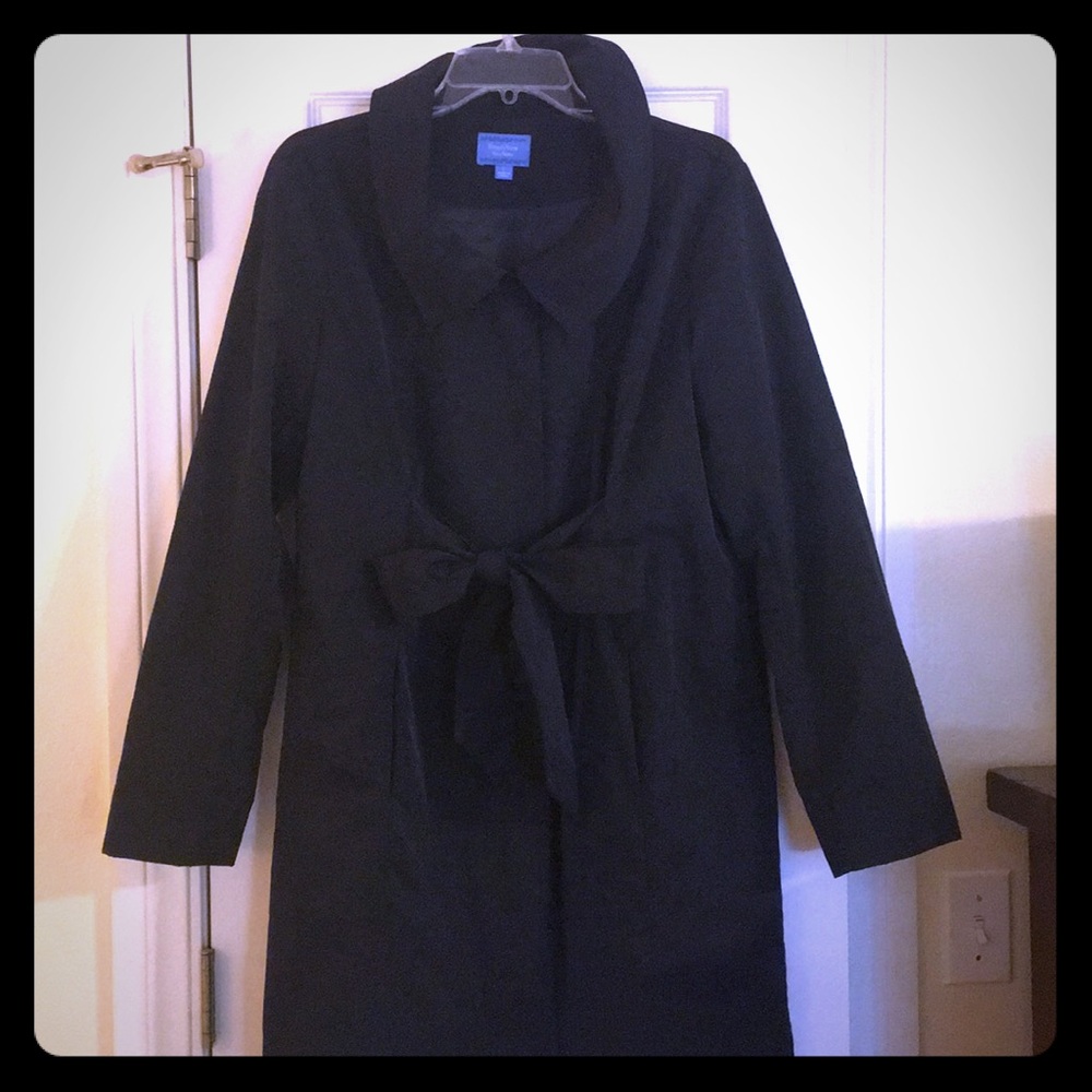 Black, rain duster. Front tie.